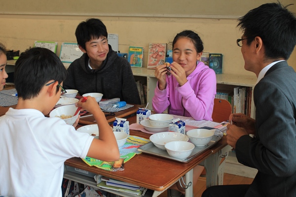 兵庫県芦屋市内の小学校の給食に「フィナンシェ」贈呈